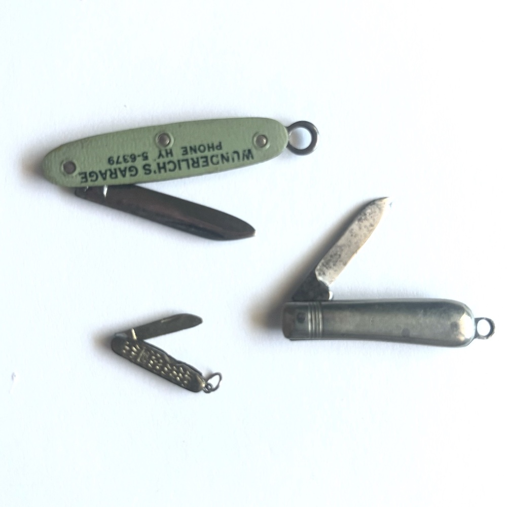 Lot of vintage mini knives, knife charms